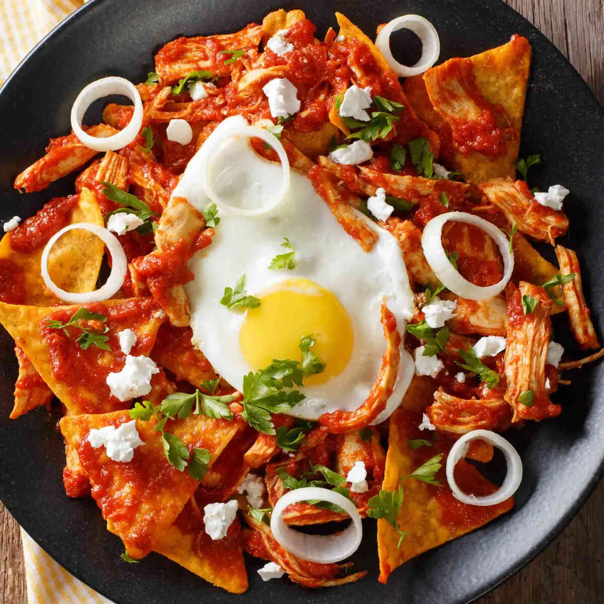 Chilaquiles Rojos de la Abuela con Huevito